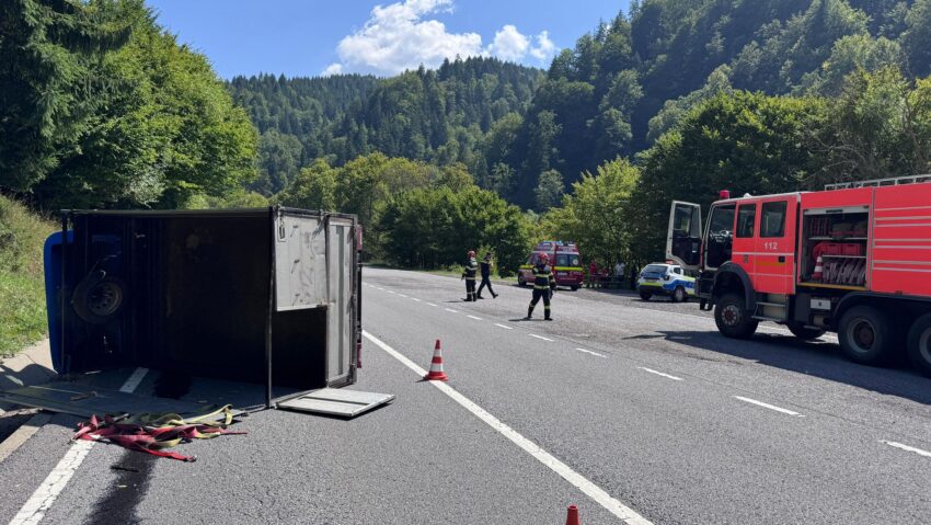 Circulație îngreunată din cauza unui camion răsturnat, la Sălard
