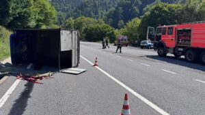 Circulație îngreunată din cauza unui camion răsturnat, la Sălard