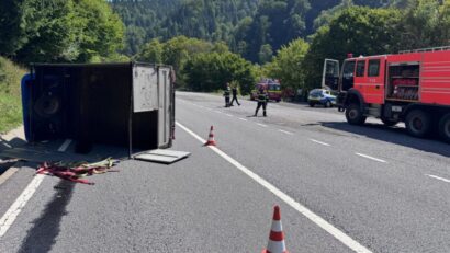 Circulație îngreunată din cauza unui camion răsturnat, la Sălard