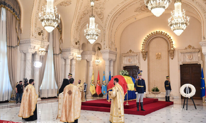 La Palatul Cotroceni continuă funeraliile de stat organizate în memoria fostului preşedinte al României Ion Iliescu La Palatul Cotroceni continuă funeraliile de stat organizate în memoria fostului preşedinte al României Ion Iliescu