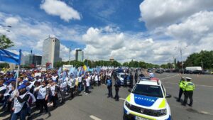 Aproximativ 150 de cadre didactice şi personal auxiliar din învăţământ au protestat în faţa Ministerului Educaţiei