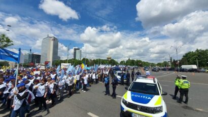 Aproximativ 150 de cadre didactice şi personal auxiliar din învăţământ au protestat în faţa Ministerului Educaţiei