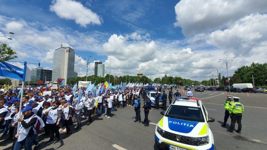 Aproximativ 150 de cadre didactice şi personal auxiliar din învăţământ au protestat în faţa Ministerului Educaţiei