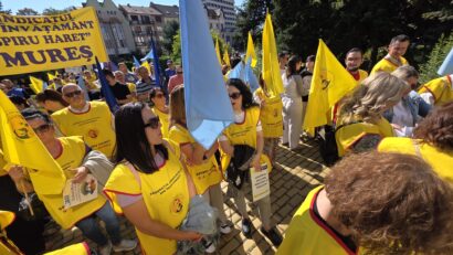 Protest al sindicatelor, în fața Prefecturii Mureș
