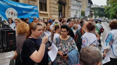 Începutul noului an şcolar ar putea fi boicotat de profesori, care protestează deja de 13 zile