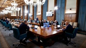 Guvernul a aprobat noi măsuri pentru prevenirea separării copiilor de familie