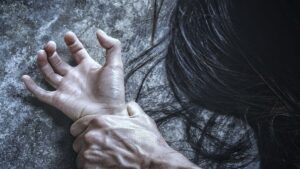 Un proiect de lege propune ca victimele violenţei domestice să fie scutite de plata taxei judiciare de timbru în acţiunile de divorţ