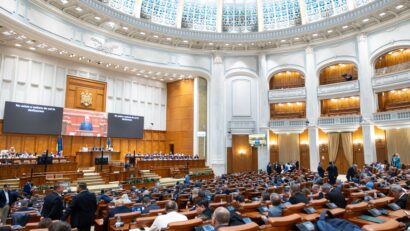 Cele patru moţiuni de cenzură depuse de opoziţie în Parlament împotriva guvernului – au fost respinse, ieri, prin vot.