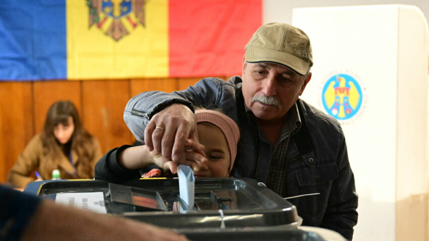 La Chișinău, după centralizarea tuturor proceselor verbale cu rezultatele alegerilor de ieri, Partidul Acţiune şi Solidaritate, pro-european, a obţinut 50,20 % din voturi