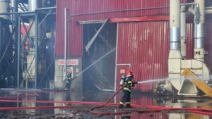 Patru persoane au fost rănite într-un incendiu izbucnit, dimineață, pe platforma industrială Sebeş din Alba