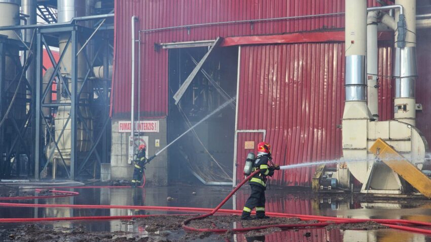 Patru persoane au fost rănite într-un incendiu izbucnit, dimineață, pe platforma industrială Sebeş din Alba Patru persoane au fost rănite într-un incendiu izbucnit, dimineață, pe platforma industrială Sebeş din Alba