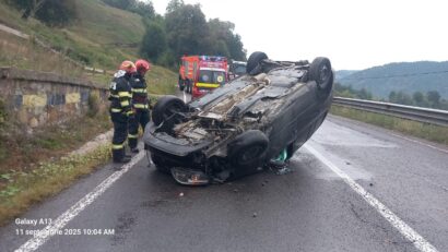 Persoană rănită în Tulgheș, după ce autoturismul în care se afla s-a răsturnat