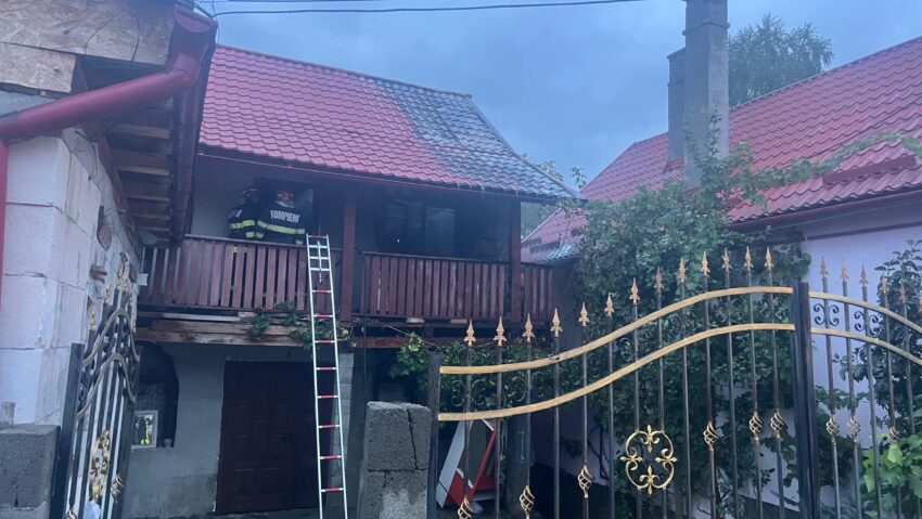 Casă din Reghin, în flăcări