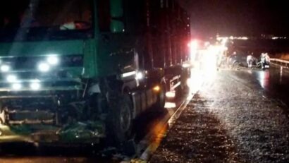 Brașov: Şofer decedat după ce a intrat în coliziune cu un autocamion staţionat pe carosabil
