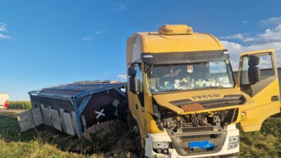 Braşov: Autocisternă cu acid sulfuric, ieşită de pe carosabil din cauza unei explozii la o roată