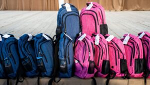 Ghiozdane şi rechizite gratuite, oferite pentru al treisprezecelea an elevilor din clasele pregătitoare din Sfântu Gheorghe