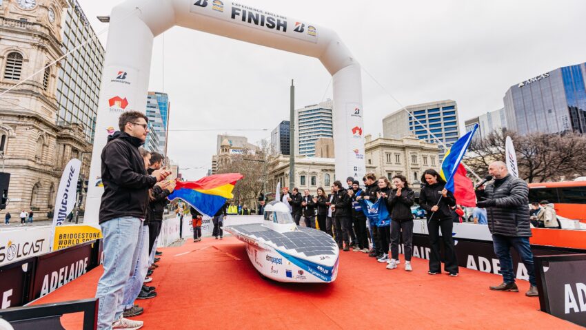 O echipă de studenți români a traversat Australia la bordul unui vehicul solar