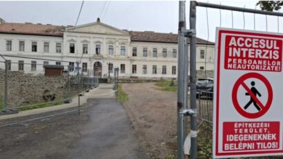 Cu o clădire gata să se prăbușească, elevii Liceului Tehnologic ”Eötvös József” din Odorheiu Secuiesc fac cursuri online