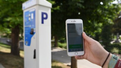 Primăria Sfântu Gheorghe elimină plata în numerar pentru parcările publice