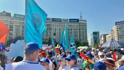 Angajaţi din administraţia publică protestează în Piaţa Victoriei din Capitală