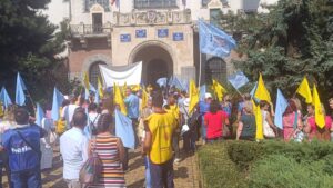 Mureş: Sute de cadre didactice, asistenţi sociali şi angajaţi din administraţie, miting în prima zi de şcoală