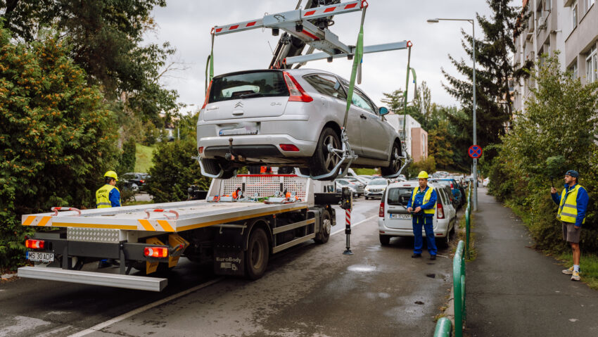 Peste 130 de mașini abandonate sau parcate neregulamentar, ridicate în Tg. Mureș