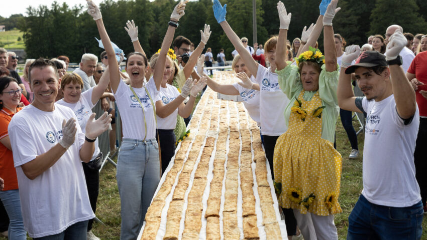 Un sat croat a doborât recordul mondial cu un şir 3 km de ștrudele Un sat croat a doborât recordul mondial cu un şir 3 km de ștrudele