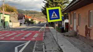 Consiliul Judeţean Harghita cere sprijinul Poliţiei după distrugeri de indicatoare şi furtul unor echipamente de pe DJ137