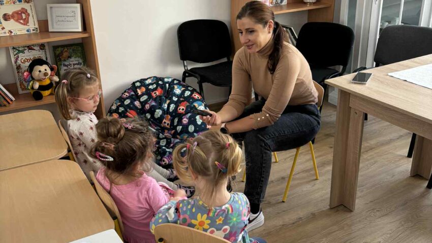 Copilării – Fetița curajoasă și roșie Copilării – Fetița curajoasă și roșie