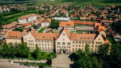 Școală online pentru 60 de elevi harghiteni din cauza ploșnițelor