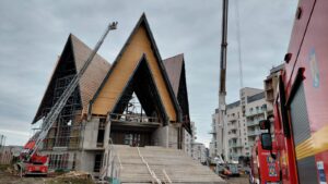 Acoperișul unei biserici în construcție din Târgu Mureș a luat foc