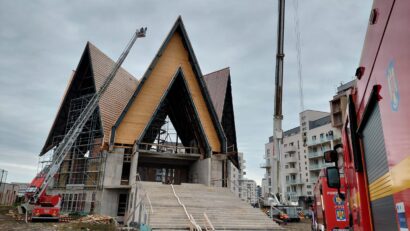 Acoperișul unei biserici în construcție din Târgu Mureș a luat foc