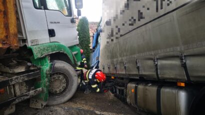 Accident rutier urmat de scurgeri de combustibil, în județul Mureș