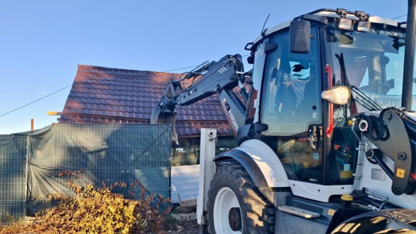 Mai multe construcţii ilegale depistate de Poliţia Locală la Sfântu Gheorghe au fost demolate Mai multe construcţii ilegale depistate de Poliţia Locală la Sfântu Gheorghe au fost demolate