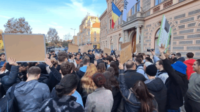Studenții din Brașov au protestat, ieri, împotriva regulamentului care îi obligă să fie prezenți la cursuri, seminarii și laboratoare