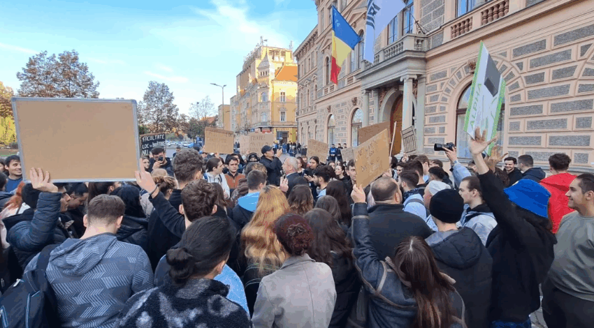 Studenții din Brașov au protestat, ieri, împotriva regulamentului care îi obligă să fie prezenți la cursuri, seminarii și laboratoare Studenții din Brașov au protestat, ieri, împotriva regulamentului care îi obligă să fie prezenți la cursuri, seminarii și laboratoare