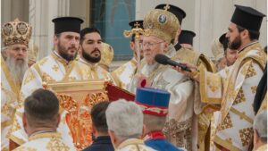 Credincioși veniți din toată țara urmăresc slujba de sfințire a picturii Catedralei Naționale din București Credincioși veniți din toată țara urmăresc slujba de sfințire a picturii Catedralei Naționale din București