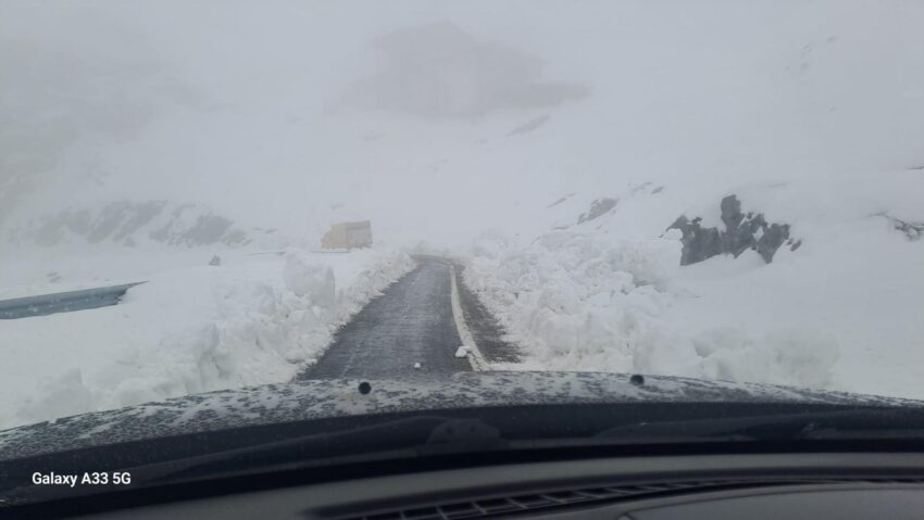 Circulația rutieră s-a închis pe Transfăgărășan și Transalpina Circulația rutieră s-a închis pe Transfăgărășan și Transalpina