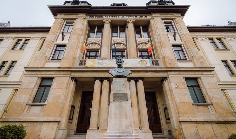 Elevii de la Colegiul ”Papiu” din Târgu Mureș transmit speranța de 1 Decembrie