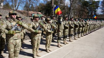 Covasna: Militari ai Batalionului ‘Cireşoaia’ au celebrat Ziua Vânătorilor de Munte pe Vârful Moldoveanu