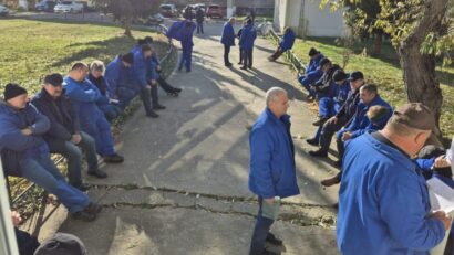 Continuă protestul angajaților de la Fabrica de Pulberi Făgăraș
