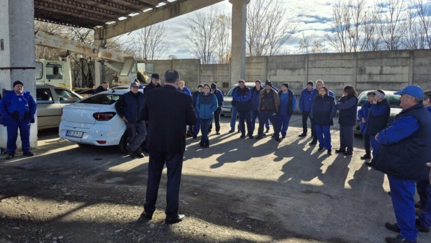 Zeci de angajați ai Fabricii de Pulberi Făgăraș au făcut astăzi un protest spontan în curtea fabricii
