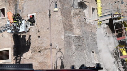 O parte din Turnul Conti, aflat în centrul Romei, a căzut, provocând panică printre oameni şi acoperind totul în jur într-un nor de praf
