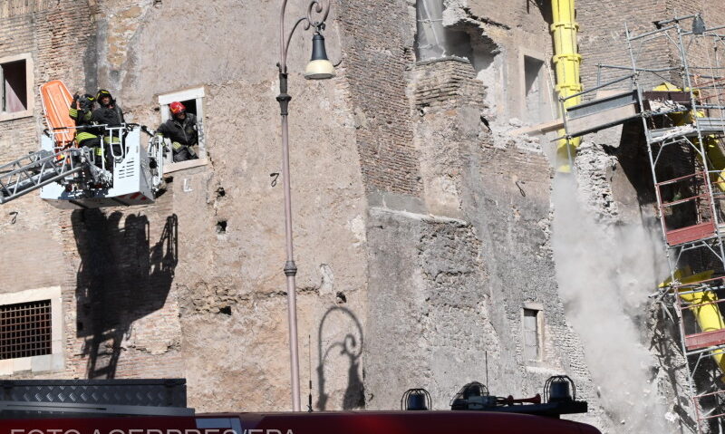 O parte din Turnul Conti, aflat în centrul Romei, a căzut, provocând panică printre oameni şi acoperind totul în jur într-un nor de praf