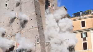 Doi cetăţeni români, care lucrau la renovarea Turnului Conti din centrul Romei, au fost răniţi în urma prăbuşirii unei bucăţi din zid