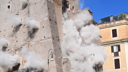 Doi cetăţeni români, care lucrau la renovarea Turnului Conti din centrul Romei, au fost răniţi în urma prăbuşirii unei bucăţi din zid