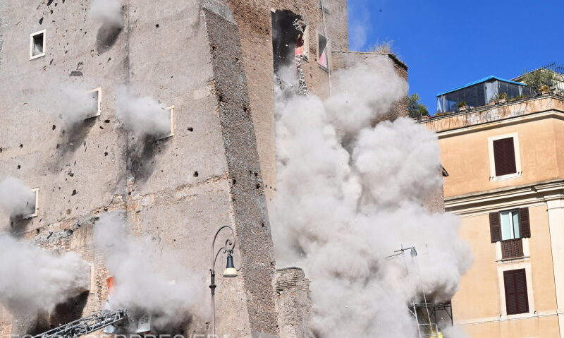 Doi cetăţeni români, care lucrau la renovarea Turnului Conti din centrul Romei, au fost răniţi în urma prăbuşirii unei bucăţi din zid