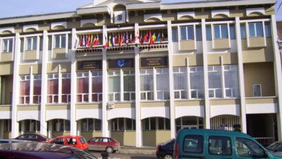 Sediul CJ Covasna – iluminat în portocaliu de Ziua Internaţională pentru Eliminarea Violenţei împotriva Femeilor