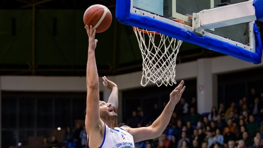 Baschetbaliştii mureşeni, favoriţi în meciul de la Galaţi