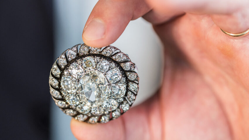 O broșă a lui Napoleon a fost vândută cu  peste 3,7 milioane de euro